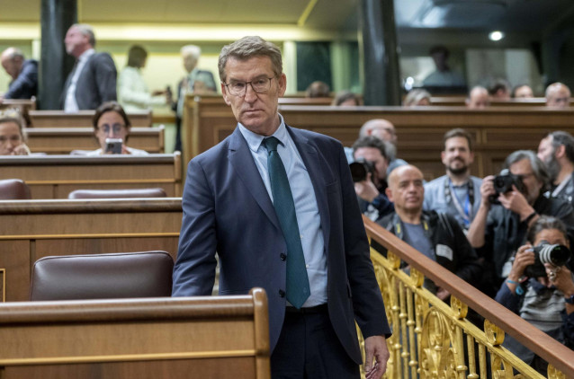 El líder y presidente del Partido Popular, Alberto Núñez Feijóo, durante una sesión plenaria, en el Congreso de los Diputados, a 30 de enero de 2024, en Madrid (España). El Pleno del Congreso celebra una sesión extraordinaria hoy para debatir y votar el d