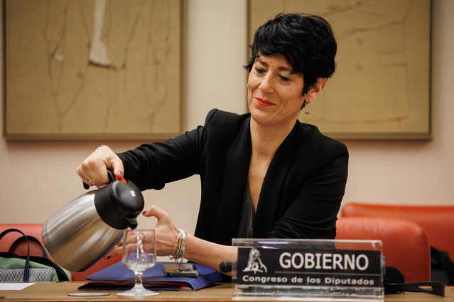 La ministra de Inclusión, Seguridad Social y Migraciones, Elma Saiz, durante la Comisión de Economía, Comercio y Transformación Digital, en el Congreso de los Diputados, a 29 de enero de 2024, en Madrid (España).