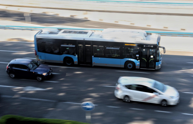 Archivo - Un autobús de la Empresa Municipal de Transportes madrileña (EMT), en Atocha