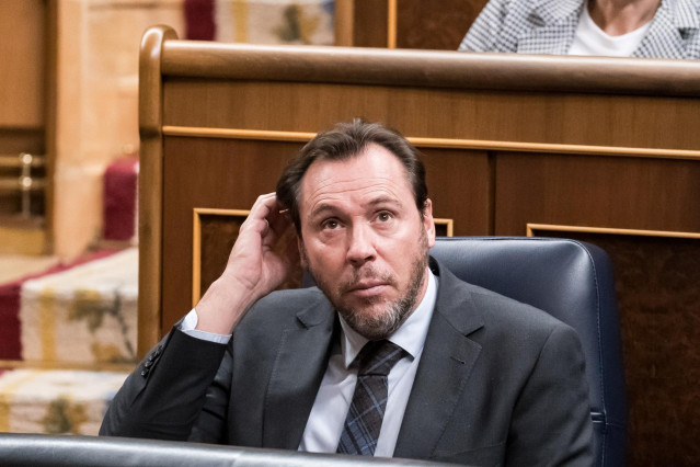Archivo - El ministro de Transporte y Movilidad Sostenible, Óscar Puente, durante un pleno en el Congreso de los Diputados, a 19 de diciembre de 2023, en Madrid (España).