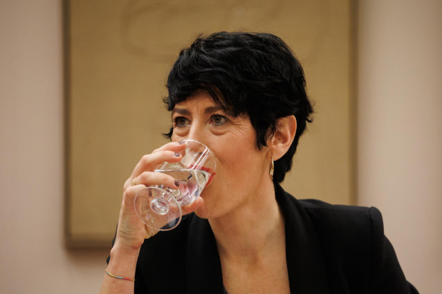 La ministra de Inclusión, Seguridad Social y Migraciones, Elma Saiz, bebe agua durante la Comisión de Economía, Comercio y Transformación Digital, en el Congreso de los Diputados, a 29 de enero de 2024, en Madrid (España).
