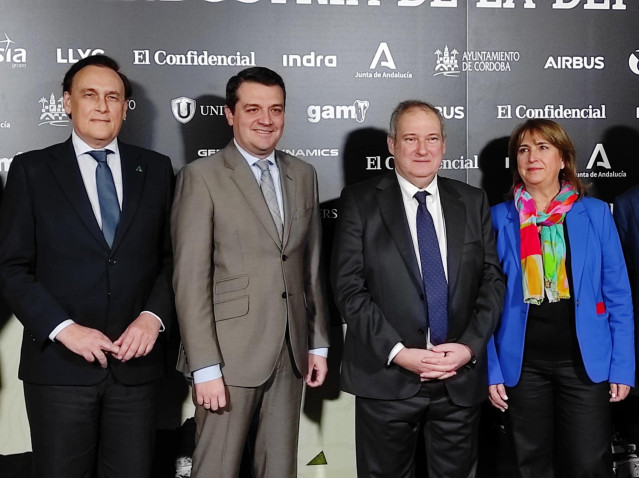 El ministro de Industria y Turismo, Jordi Hereu (segundo por la dcha), junto a representantes institucionales en Córdoba.