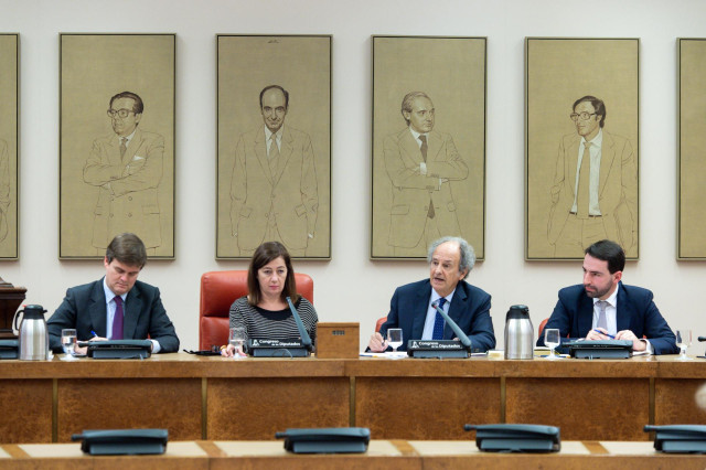 Archivo - La presidenta del Congreso, Francina Armengol, flanqueda por los lerados Fernando Galindo y Manuel Alba Navarro