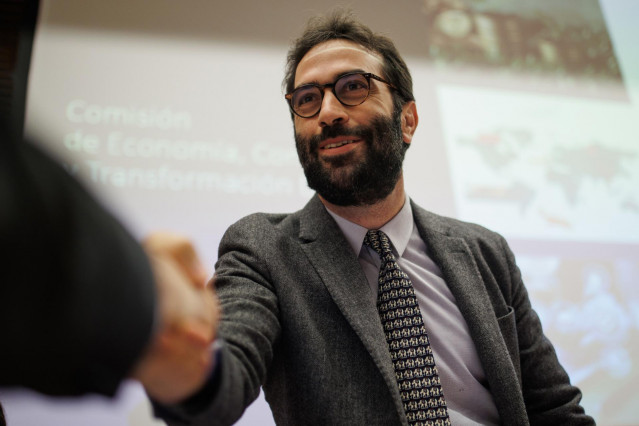 El ministro de Economía, Comercio y Empresa, Carlos Cuerpo, saluda a su llegada a la Comisión de Economía, Comercio y Transformación Digital, en el Congreso de los Diputados, a 31 de enero de 2024, en Madrid (España). Durante la comisión, Cuerpo ha inform