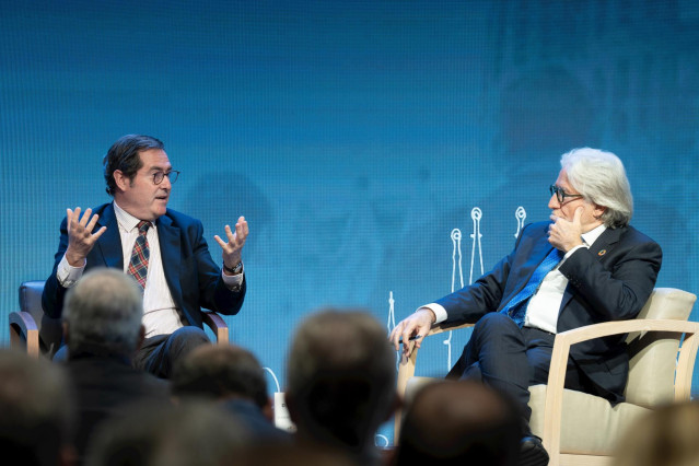 El presidente de CEOE, Antonio Garamendi (i), junto al presidente de Foment del Treball Nacional, Josep Sánchez Llibre (d), durante un coloquio en CaixaForum, a 31 de enero de 2024, en Barcelona, Catalunya (España). Durante el encuentro han tratado los re