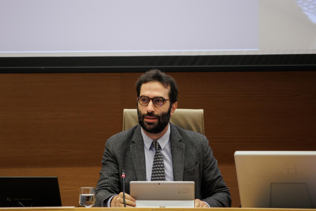 El ministro de Economía, Comercio y Empresa, Carlos Cuerpo, interviene durante la Comisión de Economía, Comercio y Transformación Digital, en el Congreso de los Diputados, a 31 de enero de 2024, en Madrid (España). Durante la comisión, Cuerpo ha informado