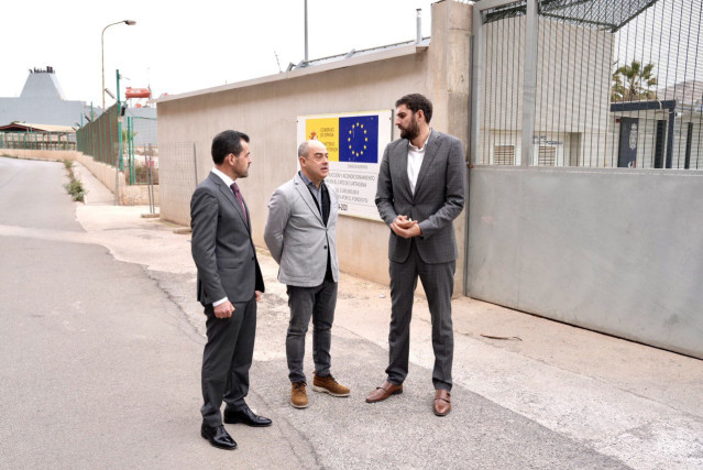 El vicepresidente y consejero de Interior, Emergencias y Ordenación del Territorio, José Ángel Antelo en la puerta del Centro de Atención Temporal a Extranjeros de Cartagena