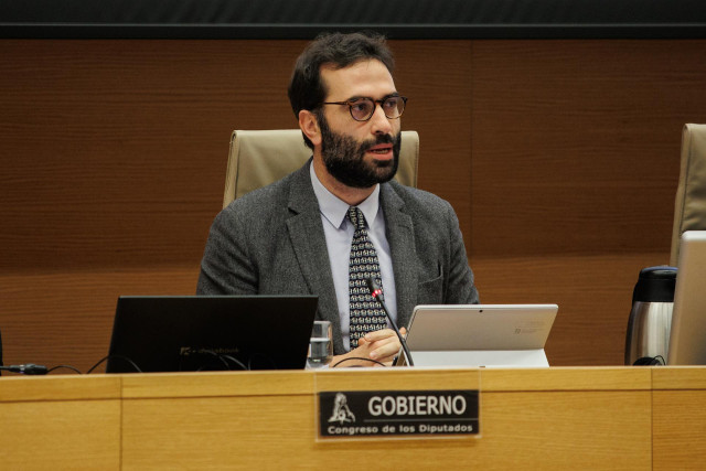 El ministro de Economía, Comercio y Empresa, Carlos Cuerpo, interviene durante la Comisión de Economía, Comercio y Transformación Digital, en el Congreso de los Diputados, a 31 de enero de 2024, en Madrid (España). Durante la comisión, Cuerpo ha informado