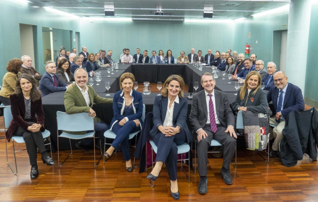 (I-D) En el centro, el cabeza de lista del PSOE al Congreso de los Diputados por la provincia de Pontevedra, David Regades; la cabeza de lista del PSdeG por la provincia de Pontevedra, Elena Espinosa; la vicepresidenta tercera del Gobierno, Teresa Ribera;