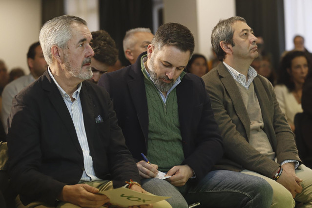 El líder de Vox, Santiago Abascal (1i), y el presidente de Vox en Pontevedra y cabeza de lista en las municipales de Vigo, Álvaro Díaz-Mella López (c), durante la presentación de candidatos para las elecciones gallegas, en el Hotel Galicia Palace, a 21 de