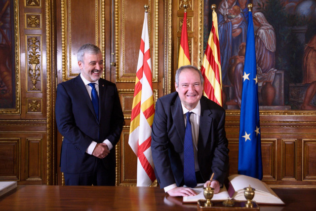 El ministro de Industria y Turismo, Jordi Hereu (d), firma el libro de visitas a su llegada a una reunión con el alcalde de Barcelona, en el Ayuntamiento de Barcelona, a 2 de febrero de 2024, en Barcelona, Catalunya (España).