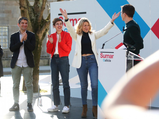 La líder de Sumar, Yolanda Díaz, en el mitin de Ferrol en el segundo día de campaña electoral, junto a Marta Lois, Íñigo Errejón y Jorge Suárez.