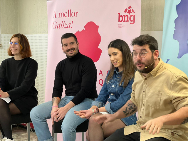 Daniel Castro, número dos por Lugo, y junto a la secretaria xeral de Galiza Nova, Marta Gómez, y otros intregrantes en un acto con jóvenes universitarios en el Campus de Santiago de Compostela
