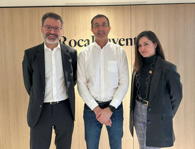 AEFI y RocaJunyent renuevan su acuerdo de colaboración para impulsar el ecosistema 'fintech'. Xavier Foz, Socio de Fintech de RocaJunyent, Arturo González Mac Dowell, Presidente de la AEFI y Beatriz Rodríguez, Socia de Protección de Datos y Ciberseguridad