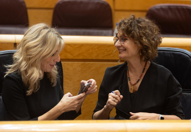 La vicepresidenta segunda y ministra de Trabajo, Yolanda Díaz (i) y la vicepresidenta primera y ministra de Hacienda, María Jesús Montero (d)