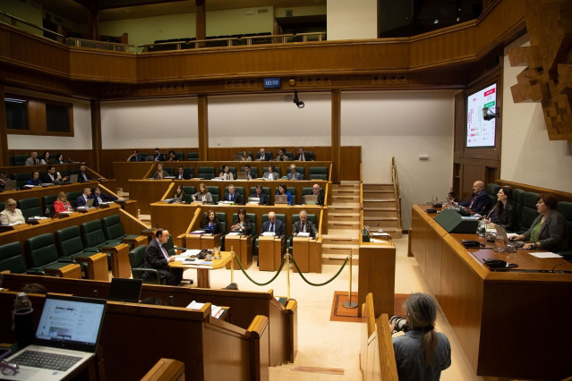 Archivo - Pleno del parlamento vasco