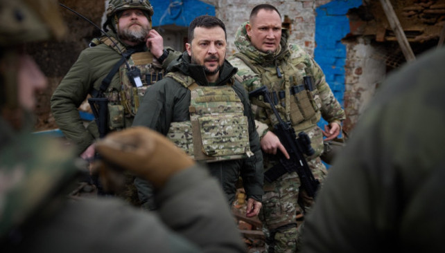 EuropaPress 5738221 presidente ucraniano volodimir zelenski ropa militar