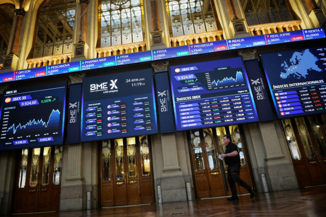 Un panel del Ibex 35, en el Palacio de la Bolsa, a 24 de enero de 2024, en Madrid (España).