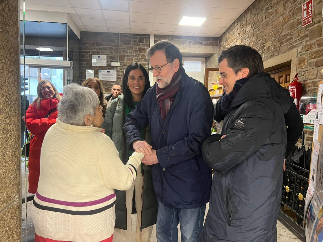 Rajoy visita el centro sociocomunitario de Porta do Camiño, en Santiago.
