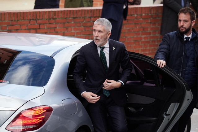 El ministro del Interior, Fernando Grande-Marlaska, a su llegada a la capilla ardiente de uno de los guardias civiles fallecidos en Barbate tras ser embestidos por una narcolancha, en la Comandancia de la Guardia Civil de Navarra.