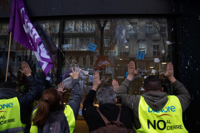 Lanzan yogures a la sede de Danone en Barcelona