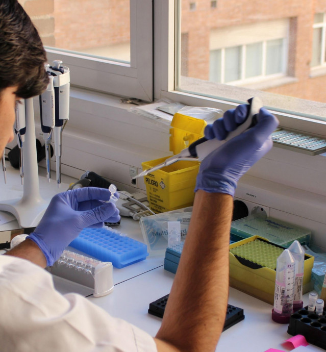 Archivo - Una trabajadora de un laboratorio.