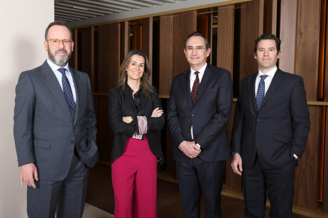De izquierda a derecha: Ignacio Paz, Ana Calvo, Íñigo del Guayo y Pablo García-Nieto.