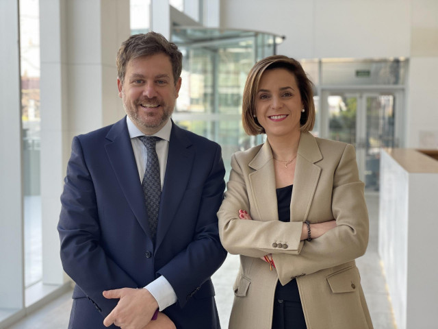 Pablo Rojo, director de Control de Gestión de Negocio de Asisa, y Elena Martín, directora de Estrategia y Transformación de Negocio de Asisa.