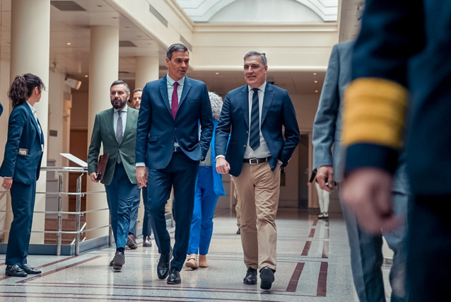 Archivo - El presidente del Gobierno, Pedro Sánchez (i), a su llegada a una sesión plenaria en el Senado, a 16 de mayo de 2023, en Madrid (España). El jefe del Ejecutivo y el líder de PP protagonizan un nuevo debate parlamentario a escasos doce días de la
