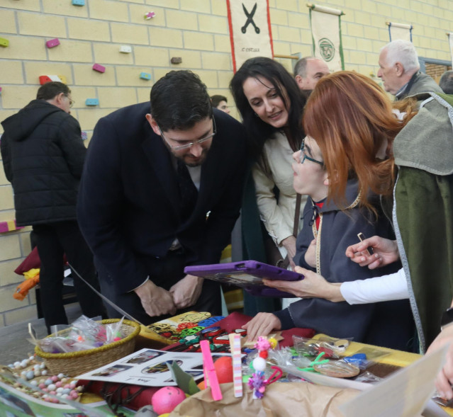 El vicepresidente primero del Gobierno de Aragón, Alejandro Nolasco, en una visita al Colegio de Educación Especial Arboleda de Teruel.