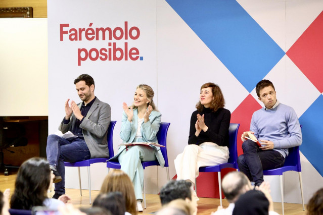 (I-D) El portavoz de la comisión promotora de Sumar Galicia, Paulo Carlos López; la vicepresidenta segunda y líder de Sumar, Yolanda Díaz; la candidata a la Presidencia de la Xunta, Marta Lois; y el diputado de Sumar en el Congreso, Iñigo Errejón; partici