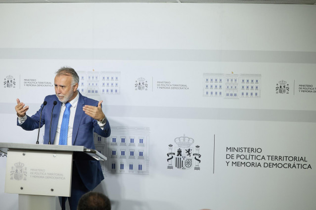 El ministro de Política Territorial y Memoria Democrática, Ángel Víctor Torres, ofrece una rueda de prensa para hacer balance de los acuerdos alcanzados con las comunidades autónomas en el Ministerio de Política Territorial y Memoria Democrática, a 15 de