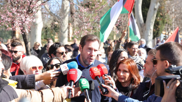El ministro de Transportes y Movilidad Sostenible, Óscar Puente, atiende a los medios de comunicación durante una manifestación en apoyo a Palestina.