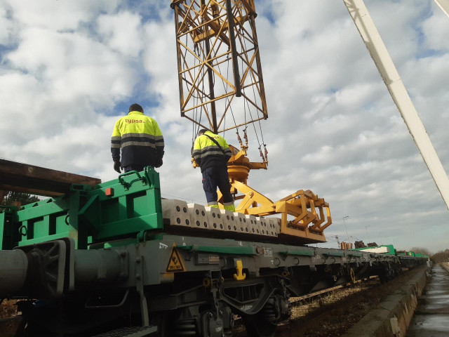 Archivo - Carga de traviesas en vagón en la planta de Typsa en Luceni (Zaragoza)