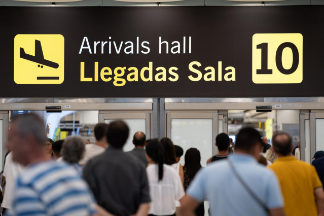 Archivo - Pasajeros procedentes de Marruecos y otros destinos llegan al  Aeropuerto Adolfo Suárez Madrid-Barajas, a 9 de septiembre de 2023, en Madrid (España).