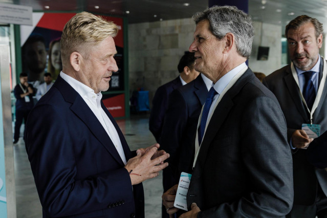 Archivo - El presidente de Cupra, Wayne Griffiths (i) y el presidente de SERNAUTO, Francisco J. Riberas (d), conversan a su llegada al X Encuentro SERNAUTO ‘Horizonte 2030’, en la Feria de Madrid IFEMA, a 27 de junio de 2023, en Madrid (España).