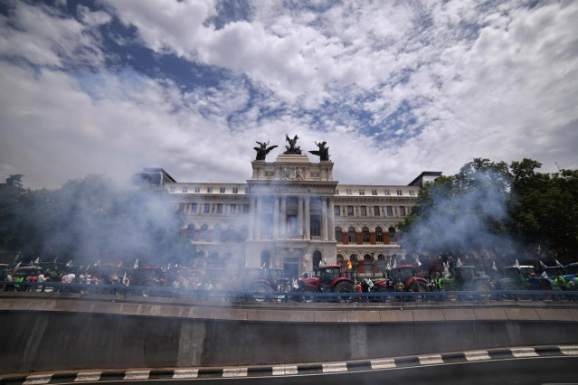 Archivo - Los tractores que participan en una tractorada convocada por la Unión de Uniones de Agricultores y Ganaderos, tiran petardos frente al Ministerio de Agricultura