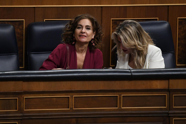 La vicepresidenta primera y ministra de Hacienda y Función Pública, María Jesús Montero (i) y la vicepresidenta segunda y Ministra de Trabajo y Economía Social, Yolanda Díaz