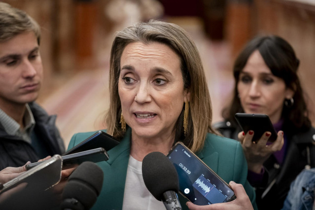 La secretaria general del Partido Popular, Cuca Gamarra, atiende a los medios de comunicación para valorar la detención del asesor de Ábalos durante la sesión plenaria en el Congreso de los Diputados, a 21 de febrero de 2024, en Madrid (España). En la seg