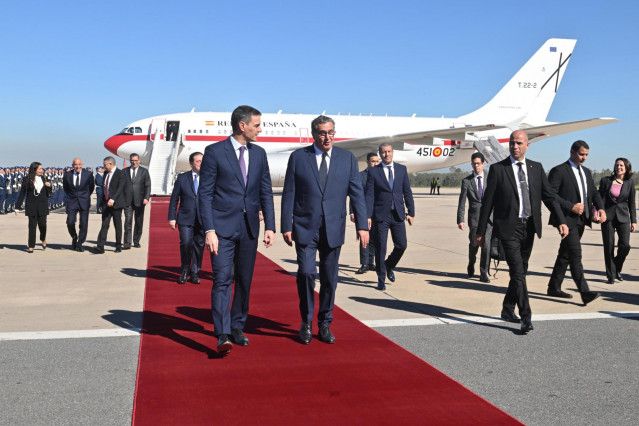 El presidente del Gobierno español, Pedro Sánchez (i), conversa con el presidente del Ejecutivo marroquí, Aziz Ajanuch (d), a su llegada al aeropuerto de Rabat, en su primer viaje oficial de esta legislatura a Marruecos, a 21 de febrero de 2024, en Rabat