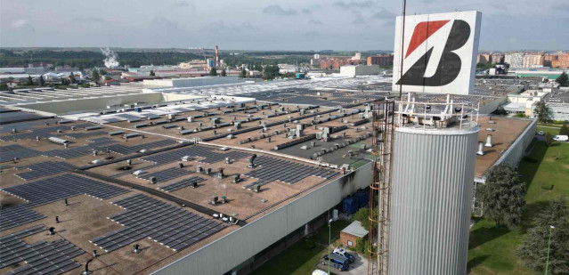 Archivo - Fotografía aérea de la fábrica de Bridgestone en Burgos, con la cubierta llena de paneles.