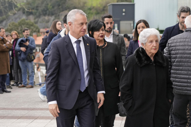 El Lehendakari Iñigo Urkullu (i) y su mujer Lucia Arieta-Araunabeña (c) a su llegada al funeral por la madre del Lehendakari en la parroquia de San Bartolomé, a 21 de febrero de 2024, en Alonsotegi, Bizkaia