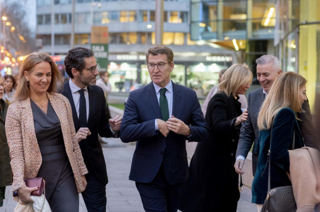 El vicesecretario de Cultura y portavoz del PP, Borja Sémper (2i) y el presidente del Partido Popular, Alberto Núñez Feijóo (c), a su llegada a la gala Súper Arte, en los Teatros del Canal, a 21 de febrero de 2024, en Madrid (España). La gala, organizada