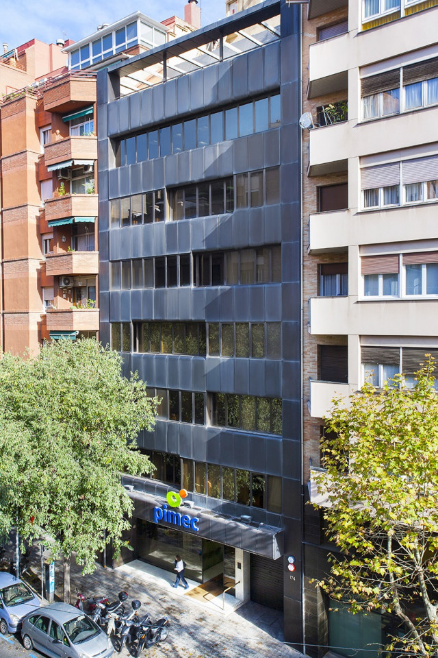 Archivo - El edificio de la patronal Pimec en Barcelona, en una imagen de archivo