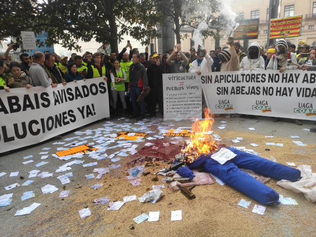 Los manifestantes del sector primario encienden una hoguera frente a la Delegación del Gobierno en Aragón.