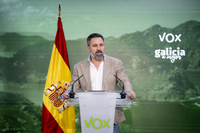 El presidente de Vox, Santiago Abascal, comparece durante el seguimiento de la jornada electoral de los comicios autonómicos de Galicia, en la sede nacional de Vox, a 18 de febrero de 2024, en Madrid (España).