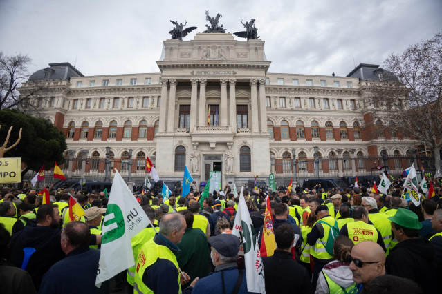 Decenas de agricultores protestan frente al Ministerio de Agricultura durante la decimosexta jornada de protestas de los tractores en las carreteras españolas,