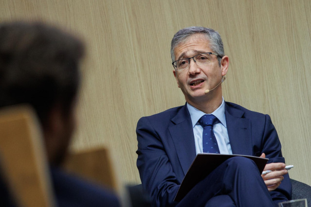 El gobernador del Banco de España, Pablo Hernández de Cos, interviene durante un encuentro con estudiantes organizado por CUNEF Universidad, en el Aula Magna del Campus Almansa, a 15 de febrero de 2024, en Madrid (España). El acto se encuadra en el marco