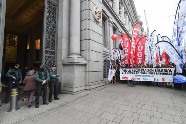 Empleados de banca durante una manifestación para exigir mejores salarios, a 8 de febrero de 2024, en Madrid (España). El sector financiero se manifiesta hoy en Madrid para exigir la recuperación del poder adquisitivo de sus salarios, en el marco de las n