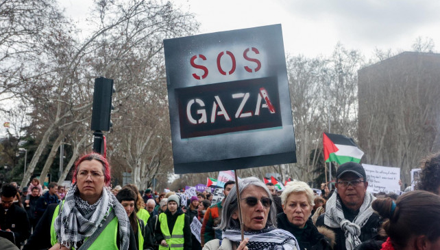 Decenas de personas protestan durante la manifestación contra el genocidio en Palestina, a 25 de febrero de 2024, en Madrid (España).